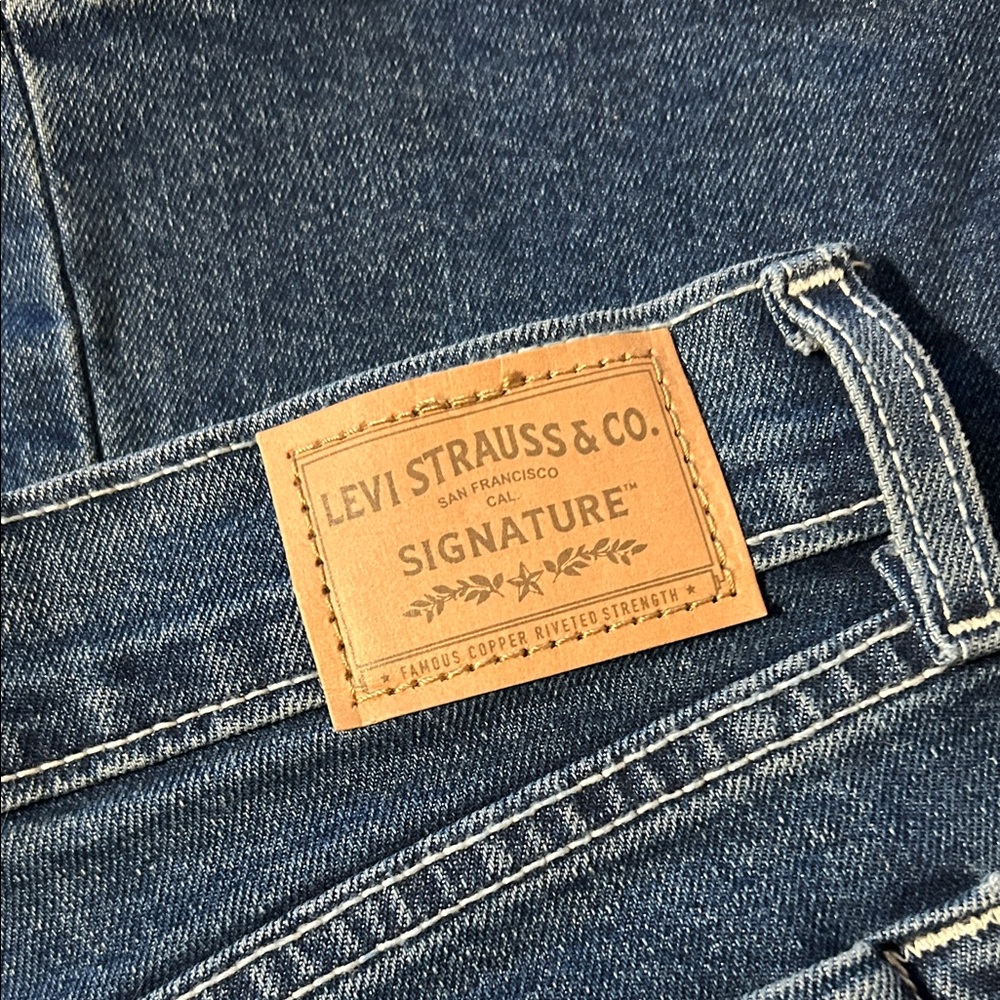 Levi's Relaxed Fit Denim Jeans - Classic Blue - Picture 4 of 4